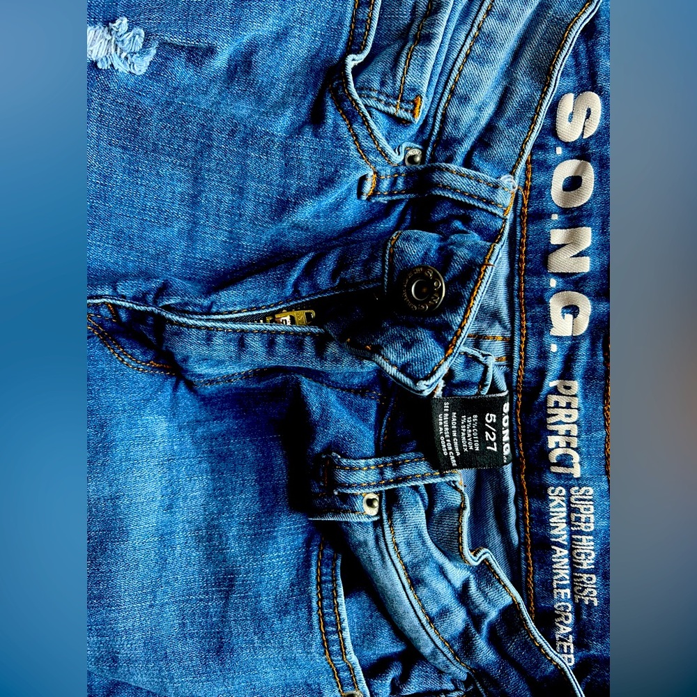 Blue high rise jeans. Stretchy and comfortable. Has 4 pockets.